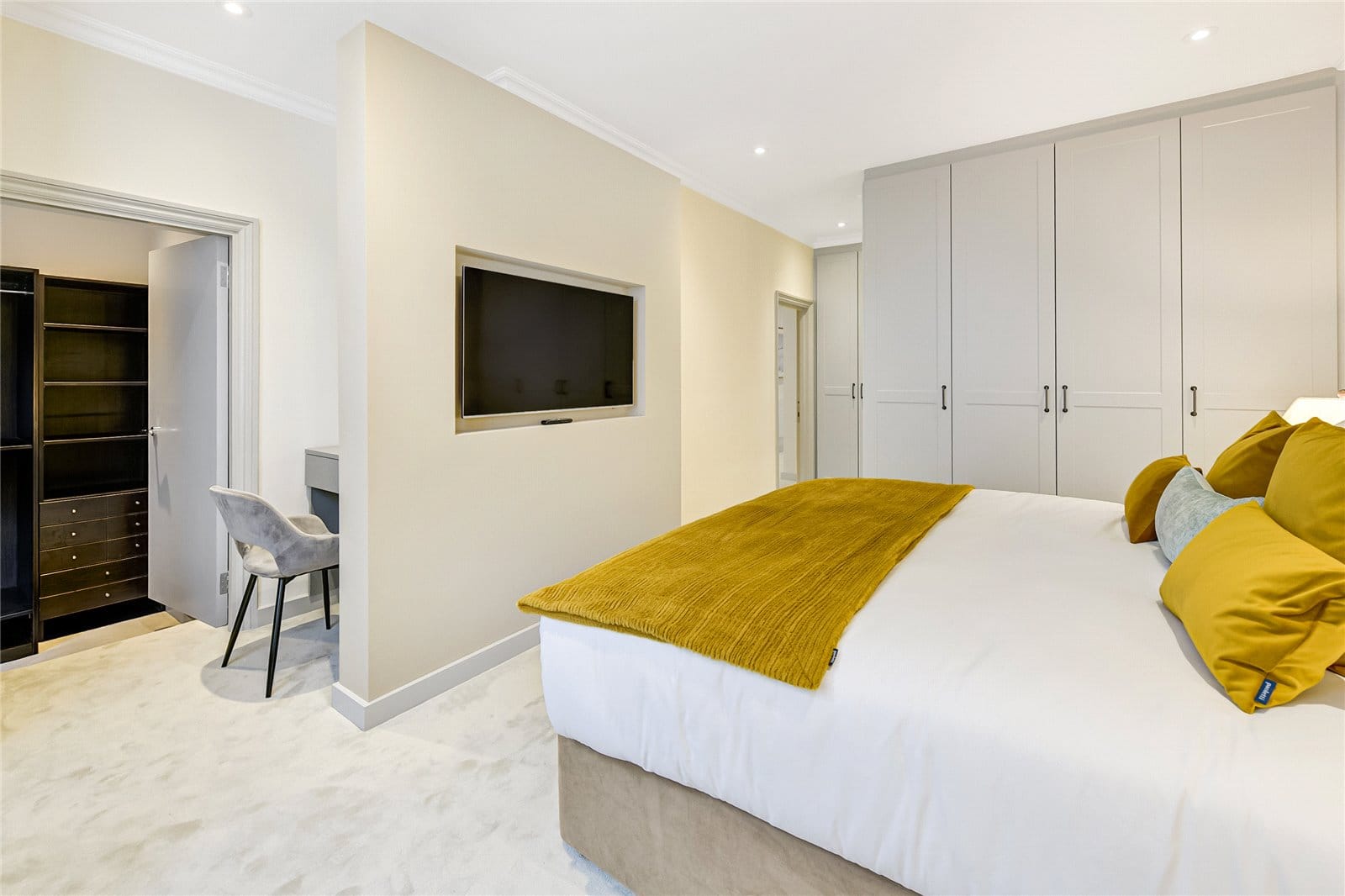 Chelsea threebedroom flat to let